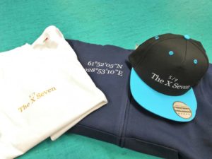 vaatepaketti lippis huppari ja paita